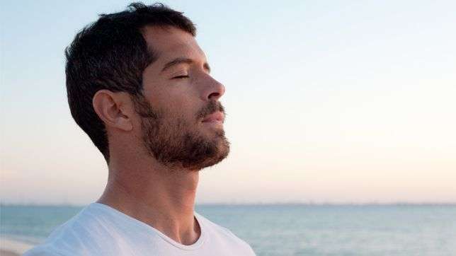 chico respirando al aire libre
