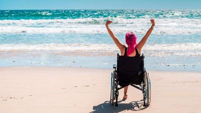 persona con lesión medular frente a la playa